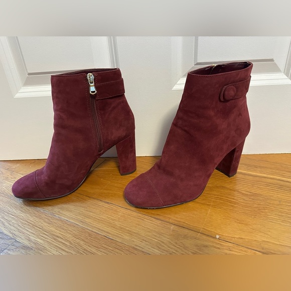 Ann Taylor Nettie Button Heeled Suede Booties Burgundy Wine Size 8 3.5" heel - Picture 1 of 9